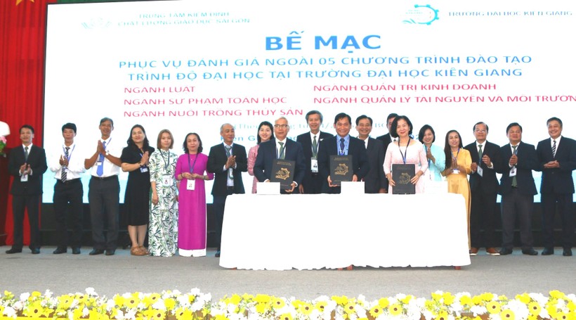 Lãnh đạo Trường ĐH Kiên Giang và Trung tâm Kiểm định chất lượng Giáo dục Sài Gòn ký kết biên bản hoàn thành đợt khảo sát.