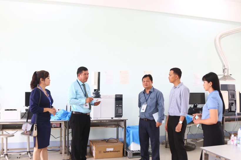 Đoàn đánh giá ngoài khảo sát cơ sở vật chất tại Trường Đại học Kiên Giang
