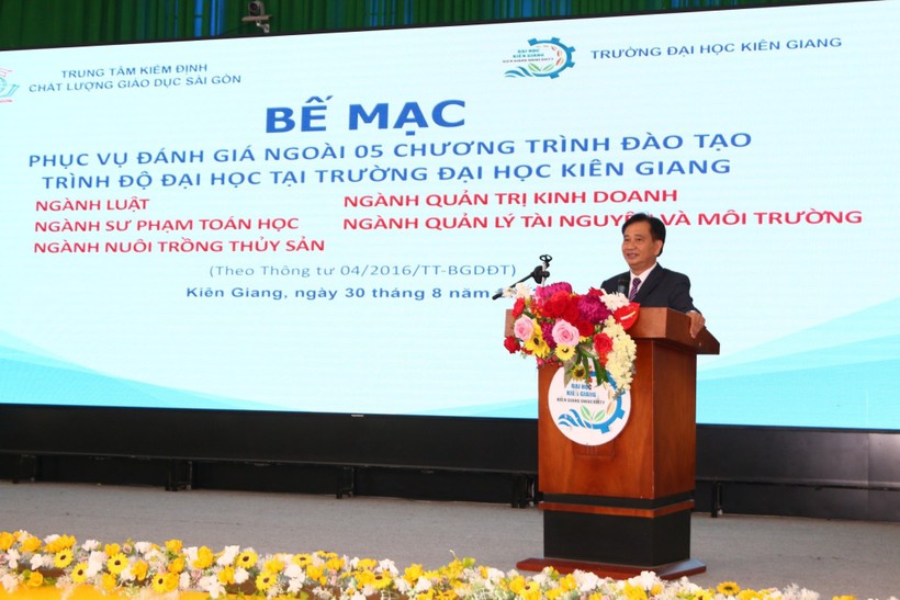 TS Nguyễn Tuấn Khanh - Bí thư Đảng ủy, Chủ tịch Hội đồng trường Trường ĐH Kiên Giang phát biểu tại buổi bế mạc.